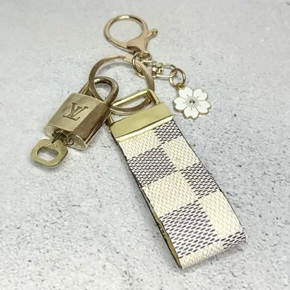 Louis Vuitton Lock & Key #307 with a Damier Canvas Loop Keychain – Floral Charm - Picture 5 of 6